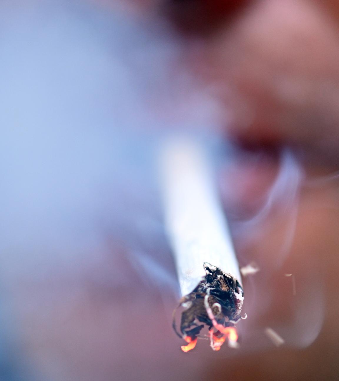 Ein Mann raucht eine Zigarette.