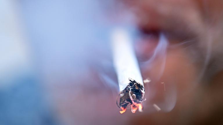 Ein Mann raucht eine Zigarette.