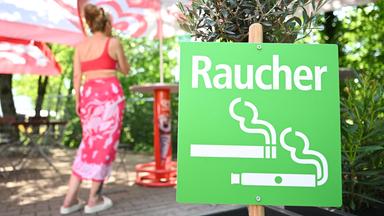 Rauchverbot in BaWü: Keine Kippen mehr auf der Freibad-Wiese