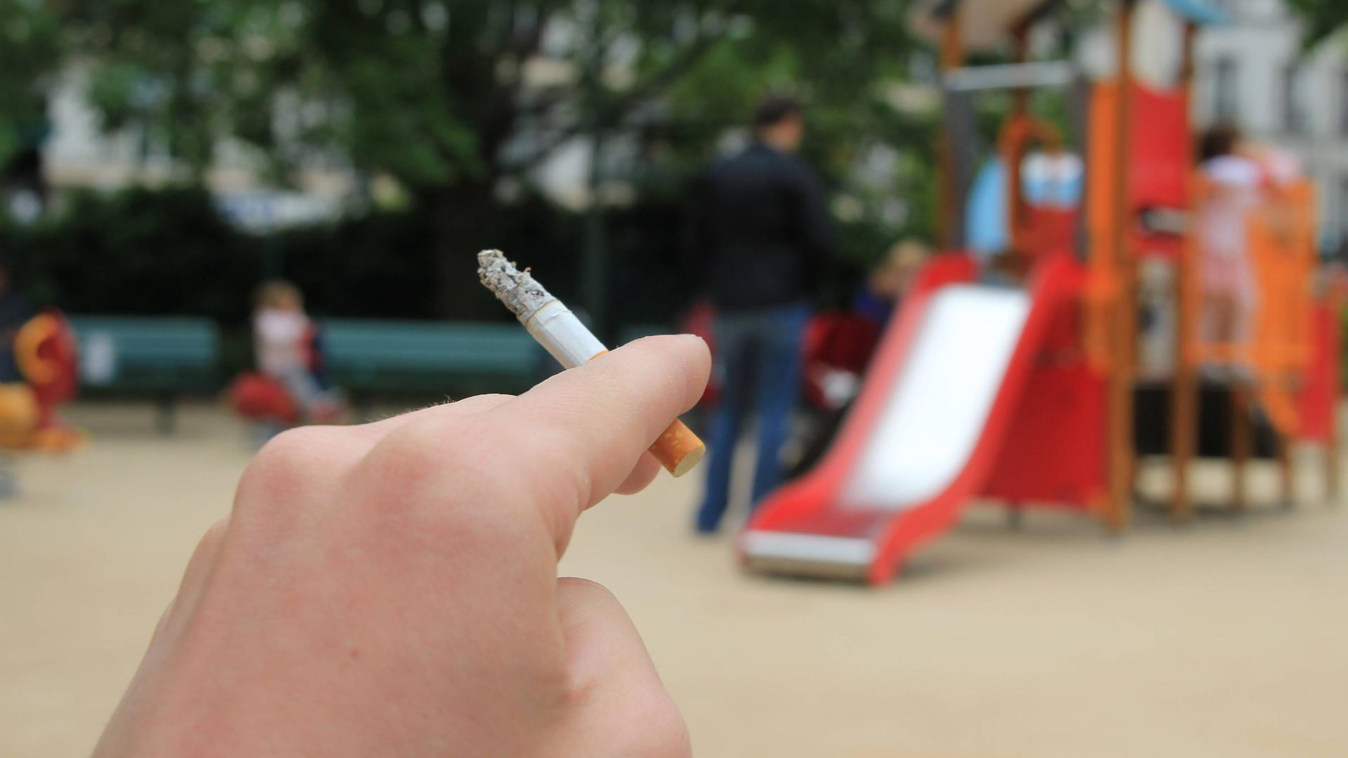 Symbolbild zum Rauchverbot auf Spielplätzen - Paris, Frankreich