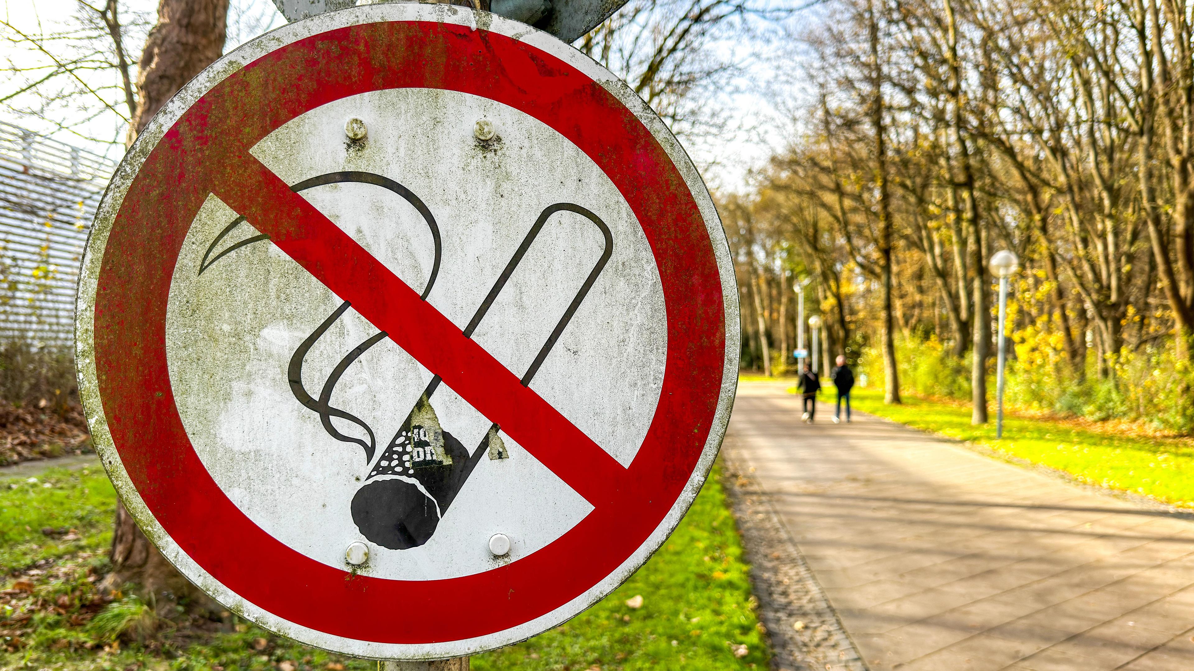 Schild zu Rauchverbot in einem Park