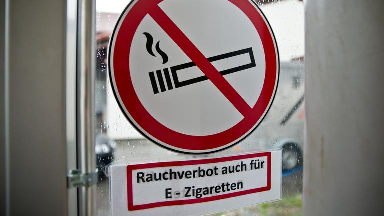 Unter einem Rauchverbotsschild für herkömmliche Zigaretten wird zusätzlich auch auf das Rauchverbot von Elektro-Zigaretten hingewiesen.