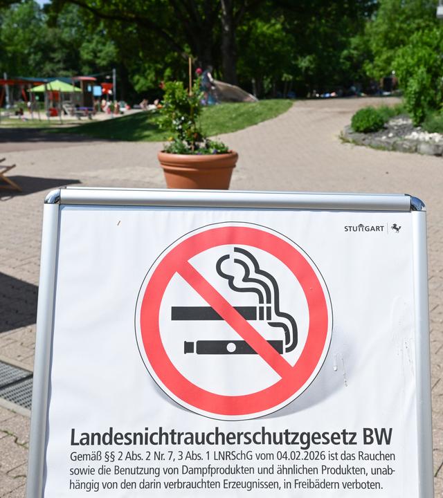 Ein Hinweisschild mit Rauchverbot-Symbol informiert in einem Freibad über das «Landesnichtraucherschutzgesetz BW».