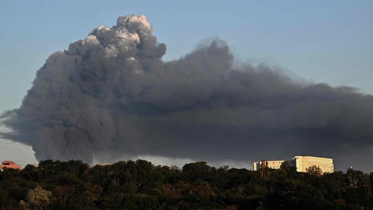 Nach einem russischen Drohnenangriff in Kiew, am 29.08.2026, steigt eine dunkle Rauchwolke auf.