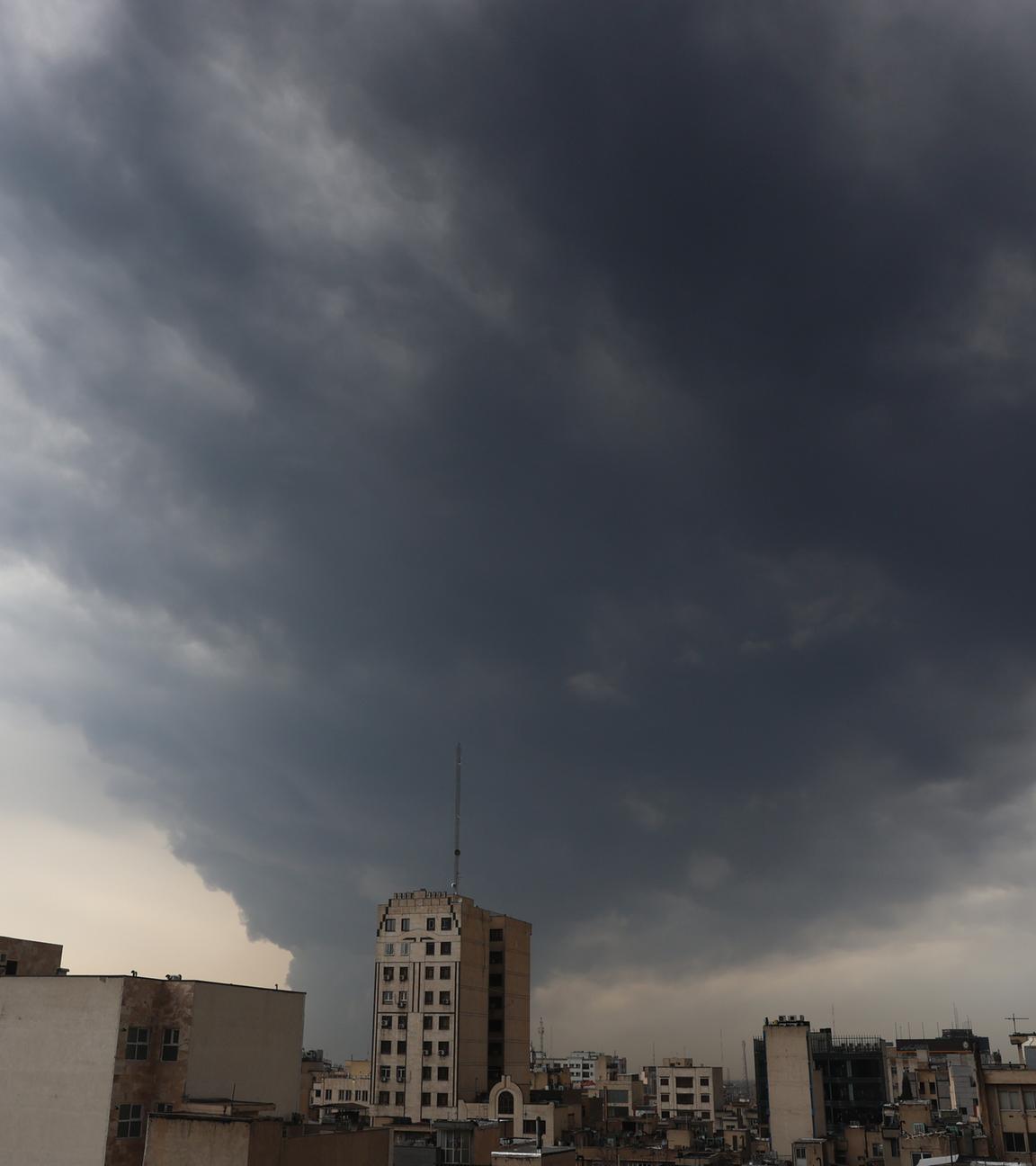 Rauch steigt aus der Ölraffinerie in Teheran auf, nachdem es am Abend vom 07.03.2026 zu einem Luftangriff in Teheran, Iran, gekommen ist.