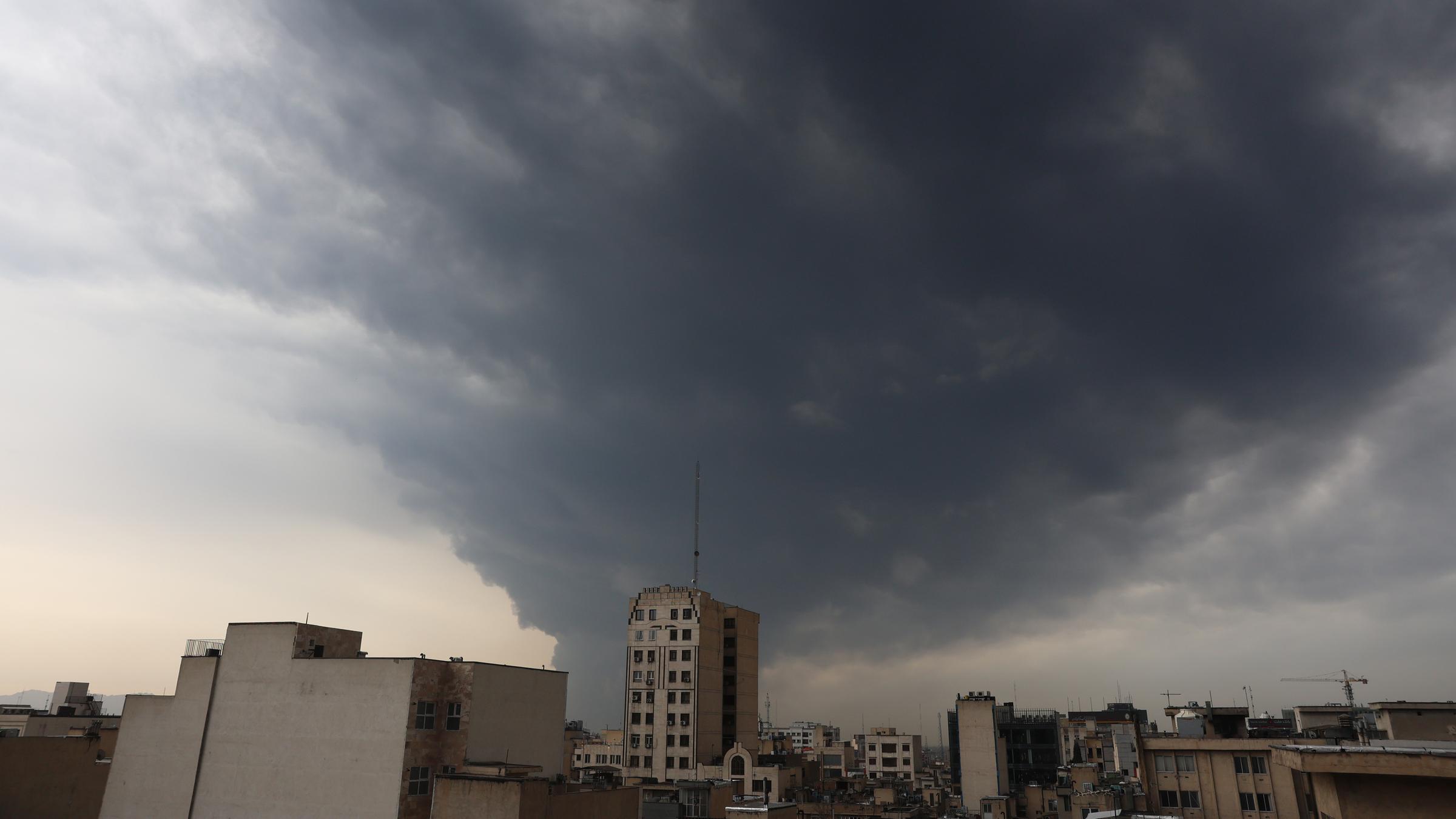 Rauch steigt aus der Ölraffinerie in Teheran auf, nachdem es am Abend vom 07.03.2026 zu einem Luftangriff in Teheran, Iran, gekommen ist.