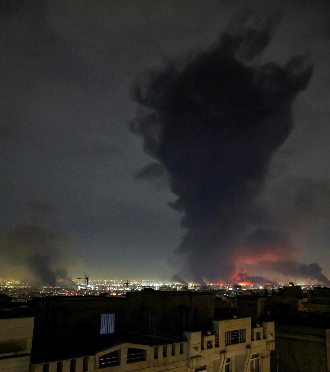 Rauch steigt am 07.03.2026 über dem Ort der Luftangriffe auf den internationalen Flughafen Mehrabad in Teheran auf. 