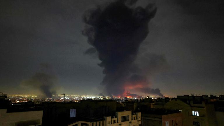 Rauch steigt am 07.03.2026 über dem Ort der Luftangriffe auf den internationalen Flughafen Mehrabad in Teheran auf. 