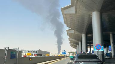 Dieses am 19.09.2026 mit einem Mobiltelefon aufgenommene Foto zeigt dichten Rauch, der in der Nähe des King-Khalid-Flughafens im Nordosten von Riad, Saudi-Arabien, aufsteigt.