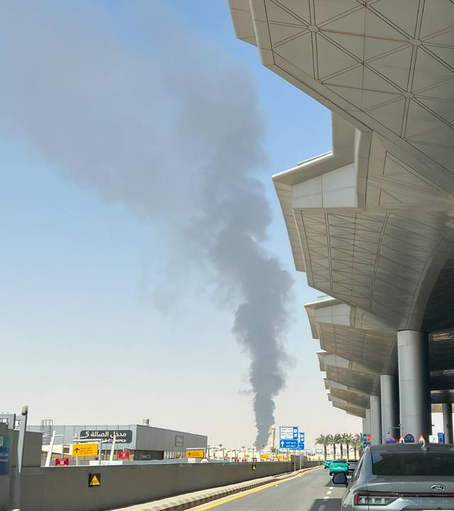 Dieses am 19.09.2026 mit einem Mobiltelefon aufgenommene Foto zeigt dichten Rauch, der in der Nähe des King-Khalid-Flughafens im Nordosten von Riad, Saudi-Arabien, aufsteigt.