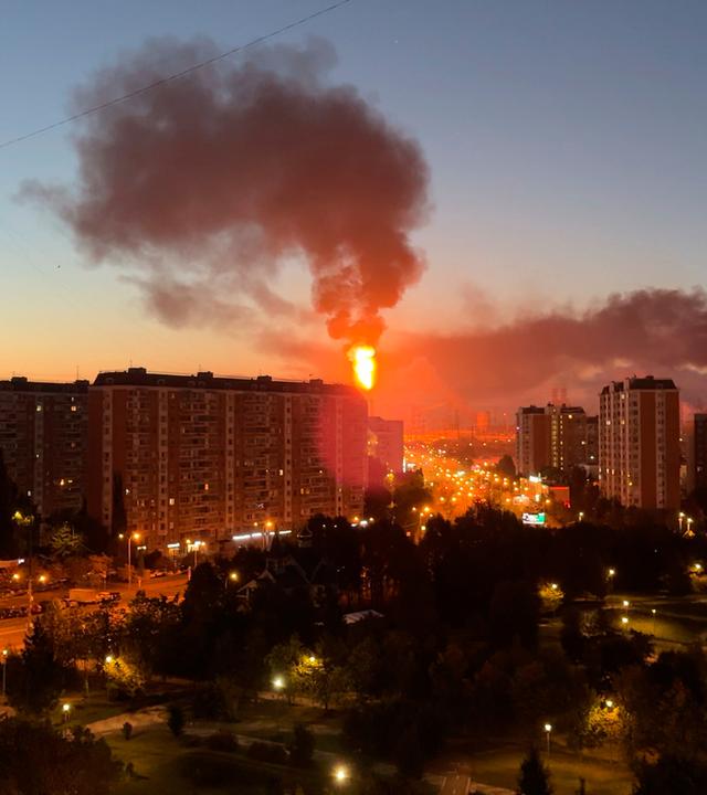 Nach einem ukrainischen Drohnenangriff sind Flammen und Rauch zu sehen, die aus der Moskauer Ölraffinerie im Südosten der Stadt am 20.09.2026 aufsteigen.