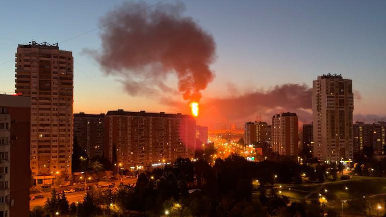 Nach einem ukrainischen Drohnenangriff sind Flammen und Rauch zu sehen, die aus der Moskauer Ölraffinerie im Südosten der Stadt am 20.09.2026 aufsteigen.