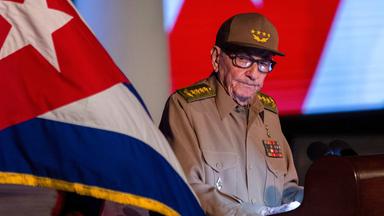 Der ehemalige kubanische Präsident Raul Castro betrachtet die kubanische Flagge während seiner Rede auf der Veranstaltung zum 65. Jahrestag des Sieges der Revolution.