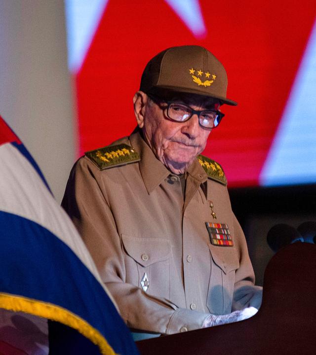 Der ehemalige kubanische Präsident Raul Castro betrachtet die kubanische Flagge während seiner Rede auf der Veranstaltung zum 65. Jahrestag des Sieges der Revolution.