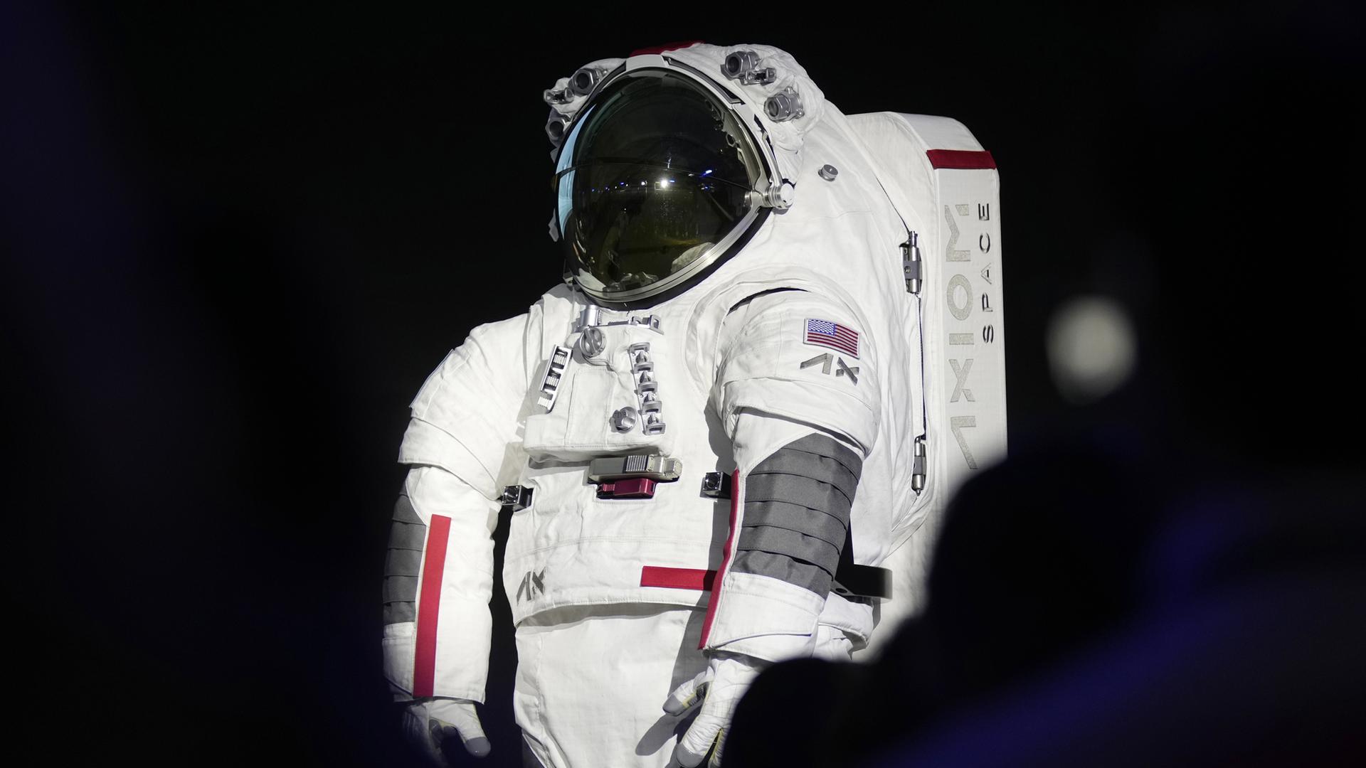  Axiom Space präsentiert den von Prada entworfenen Raumanzug, der ab 2026 von der NASA eingesetzt werden soll.