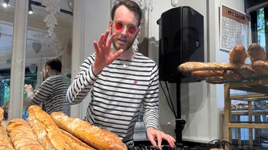 "DJ Baguette" legt in Bäckereien auf und will damit allen Generationen gute Laune bringen.