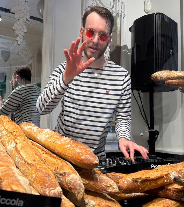 "DJ Baguette" legt in Bäckereien auf und will damit allen Generationen gute Laune bringen.