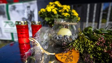 Blumen und Kerzen sowie ein Zettel mit der Aufschrift Viel Kraft für Euch Alle wurden in Aarau vor dem Eingang der Pferderennbahn Schachen, dem Ort einer Rave-Party, niedergelegt.