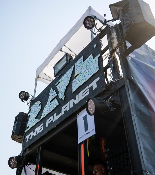 Bei der Demonstration "Rave The Planet Parade 2026" steht Wagen Nr. 1 neben der Siegessäule.