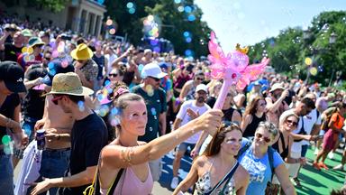 Menschen nehmen am 15. August 2026 in Berlin an der „Rave the Planet Parade“ teil.