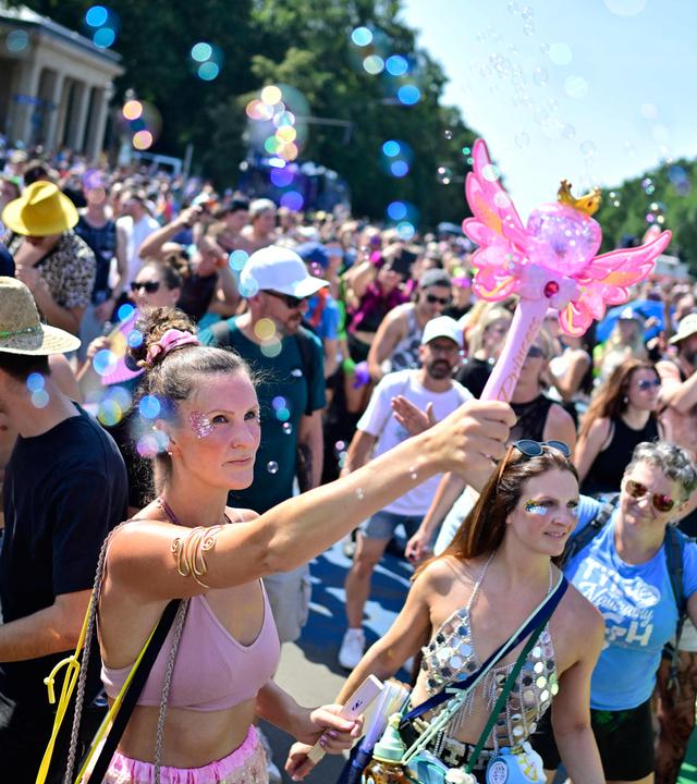 Menschen nehmen am 15. August 2026 in Berlin an der „Rave the Planet Parade“ teil.