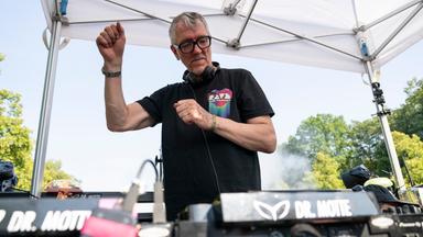 Matthias Roeingh (Dr. Motte) legt bei der Demonstration "Rave The Planet Parade 2026" auf.