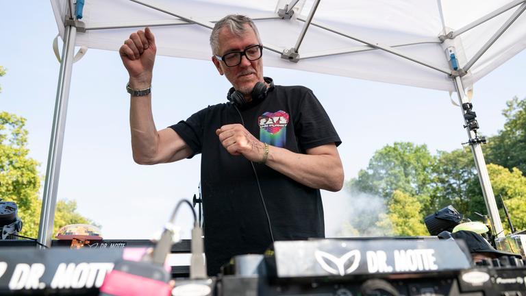 Matthias Roeingh (Dr. Motte) legt bei der Demonstration "Rave The Planet Parade 2026" auf.