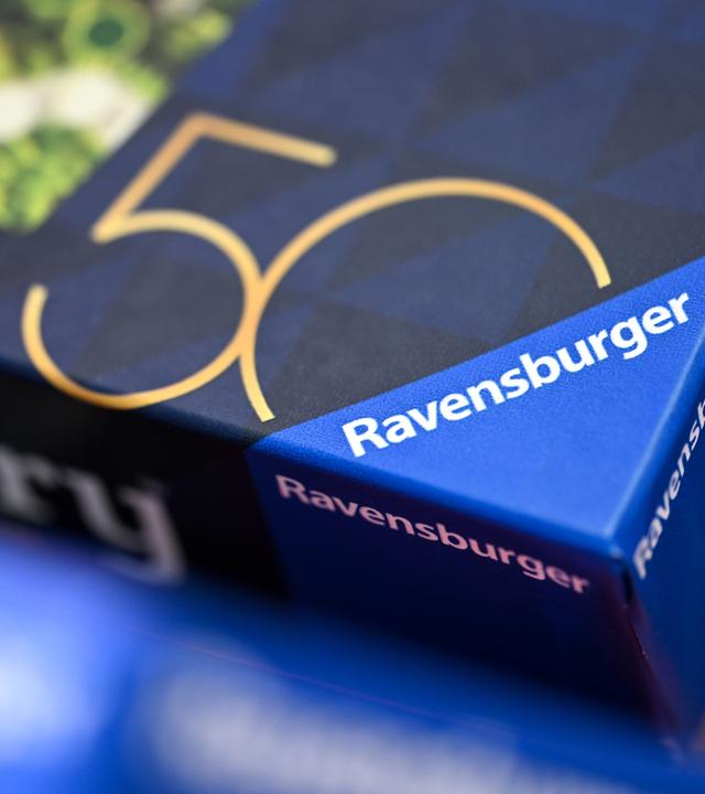 Symbolbild: Mehrere Spiele des Spieleherstellers Ravensburger stehen übereinander. 