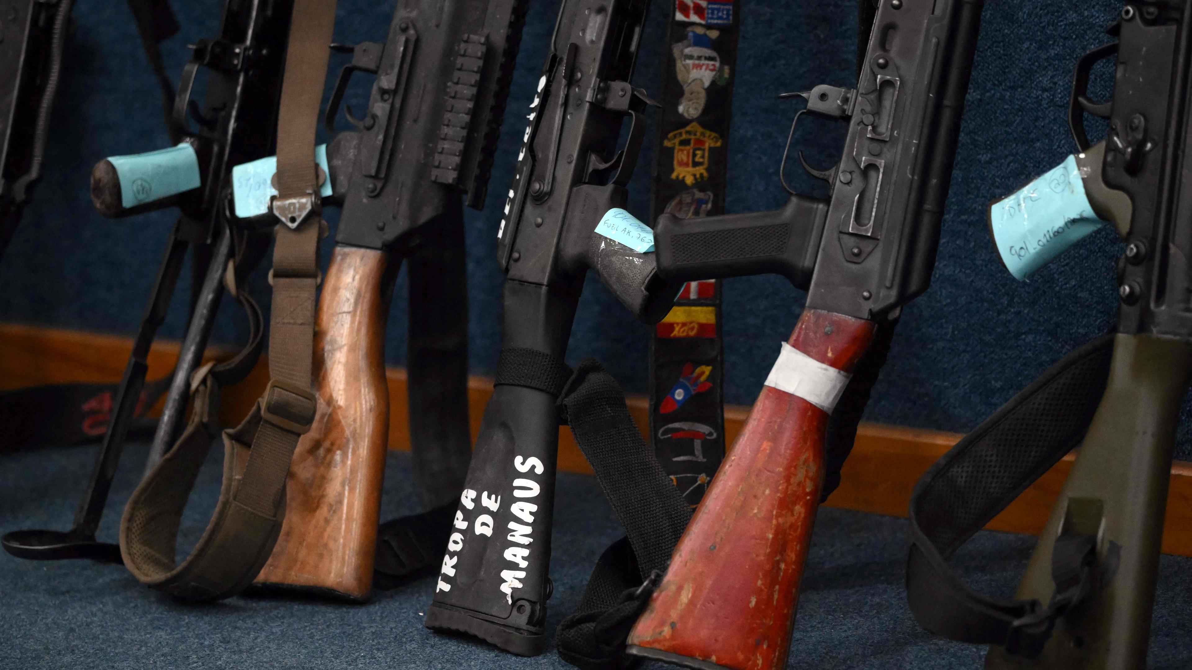 Der Mangel an Mikrochips wird täglich größer und könnte laut dem Hersteller-Verband Aeca schon in wenigen Tagen zu Produktionsstopps führen. Florian Neuhann berichtet.