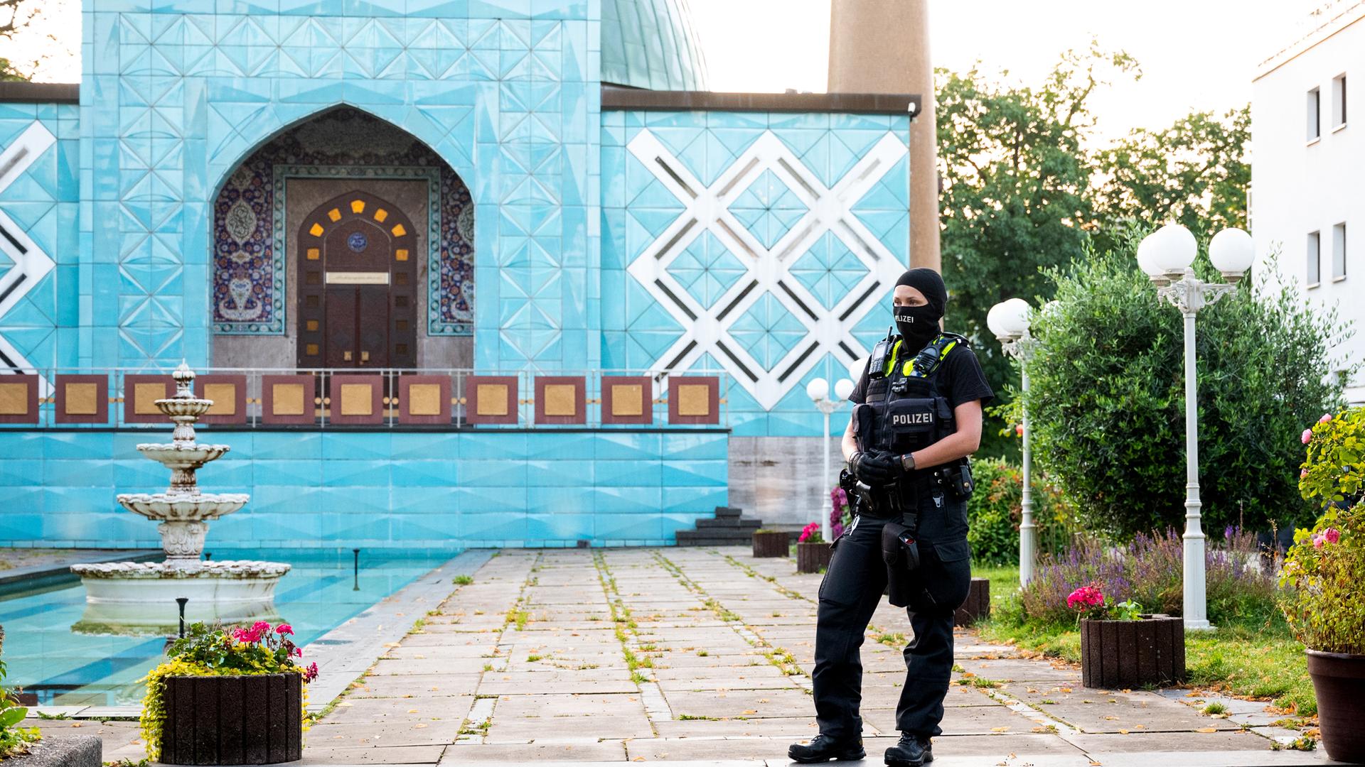 Einsatzkräfte der Polizei gehen während einer Razzia auf das Gelände vom Islamischen Zentrum Hamburg mit der Imam Ali Moschee (Blaue Moschee) an der Außenalster am 24.07.2024