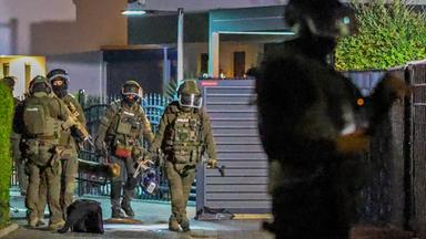 Einsatzkräfte der Polizei sind bei einer Razzia im Einsatz, aufgenommen am 30.09.2026