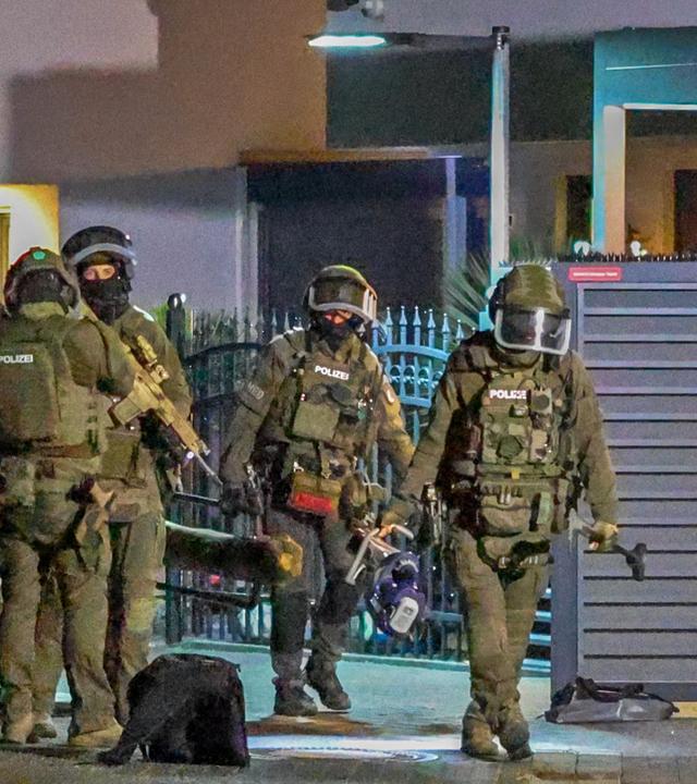 Einsatzkräfte der Polizei sind bei einer Razzia im Einsatz, aufgenommen am 30.09.2026