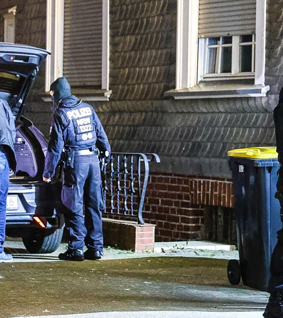 Polizisten bei einer Razzia gegen die Rockergruppe "Hells Angels", aufgenommen am 28.04.2026