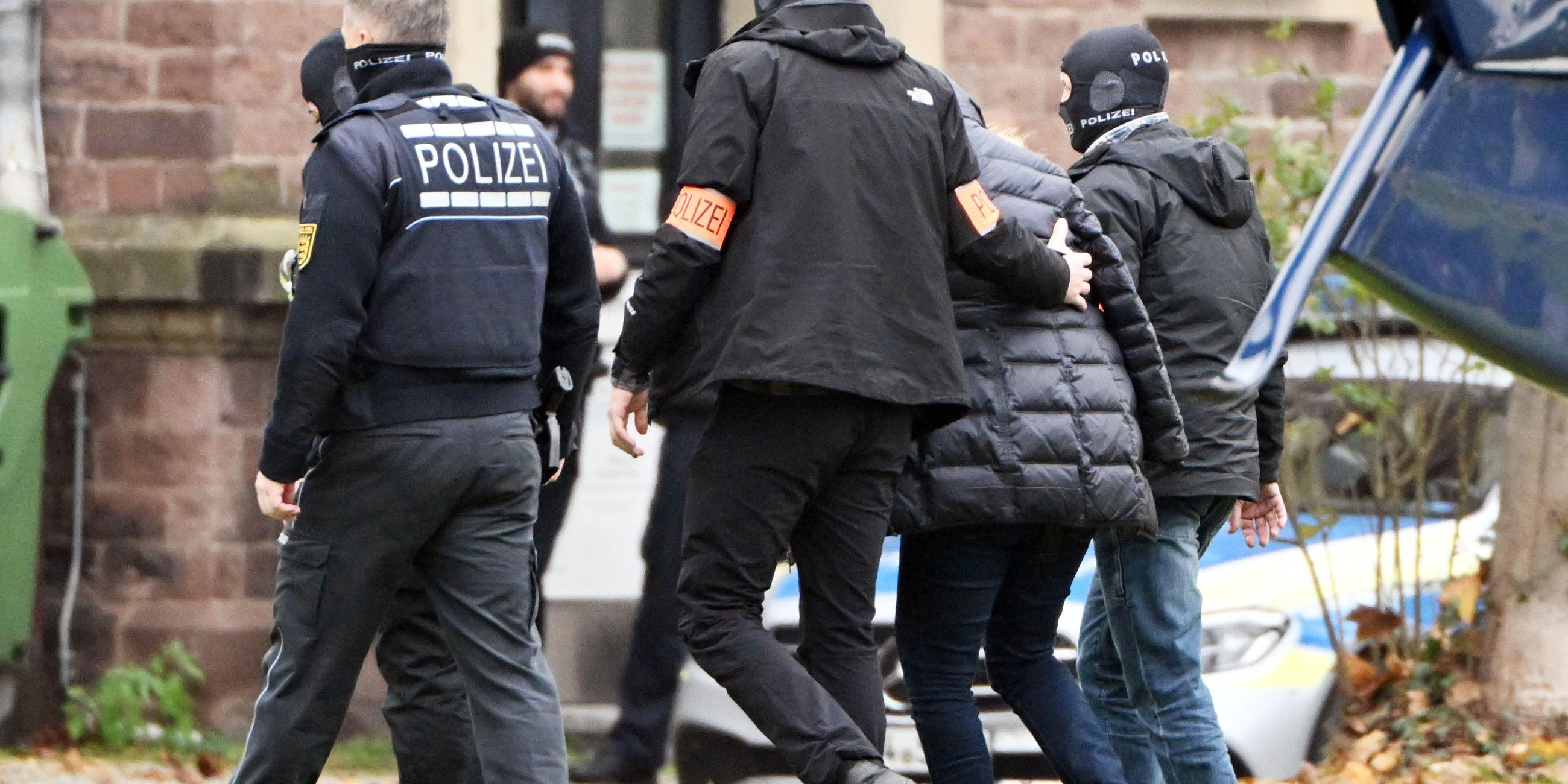 Eine Person wird von Polizisten aus einem Hubschrauber gebracht