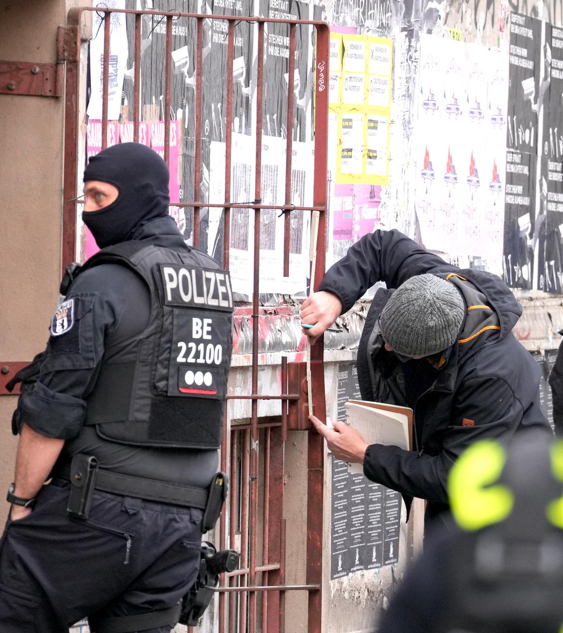 Polizeibeamte stehen in der Reichenberger Straße vor dem Buchladen Kalabalik. Ein halbes Jahr nach einem Brandanschlag auf die Stromversorgung des Berliner Technologieparks Adlershof hat die Polizei eine Razzia gegen Verdächtige gestartet.