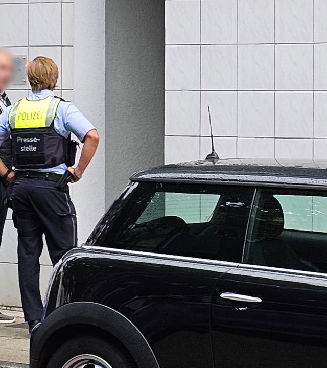 Polizei und ein Mann stehen nahe dem Einsatzort in Essen (NRW)