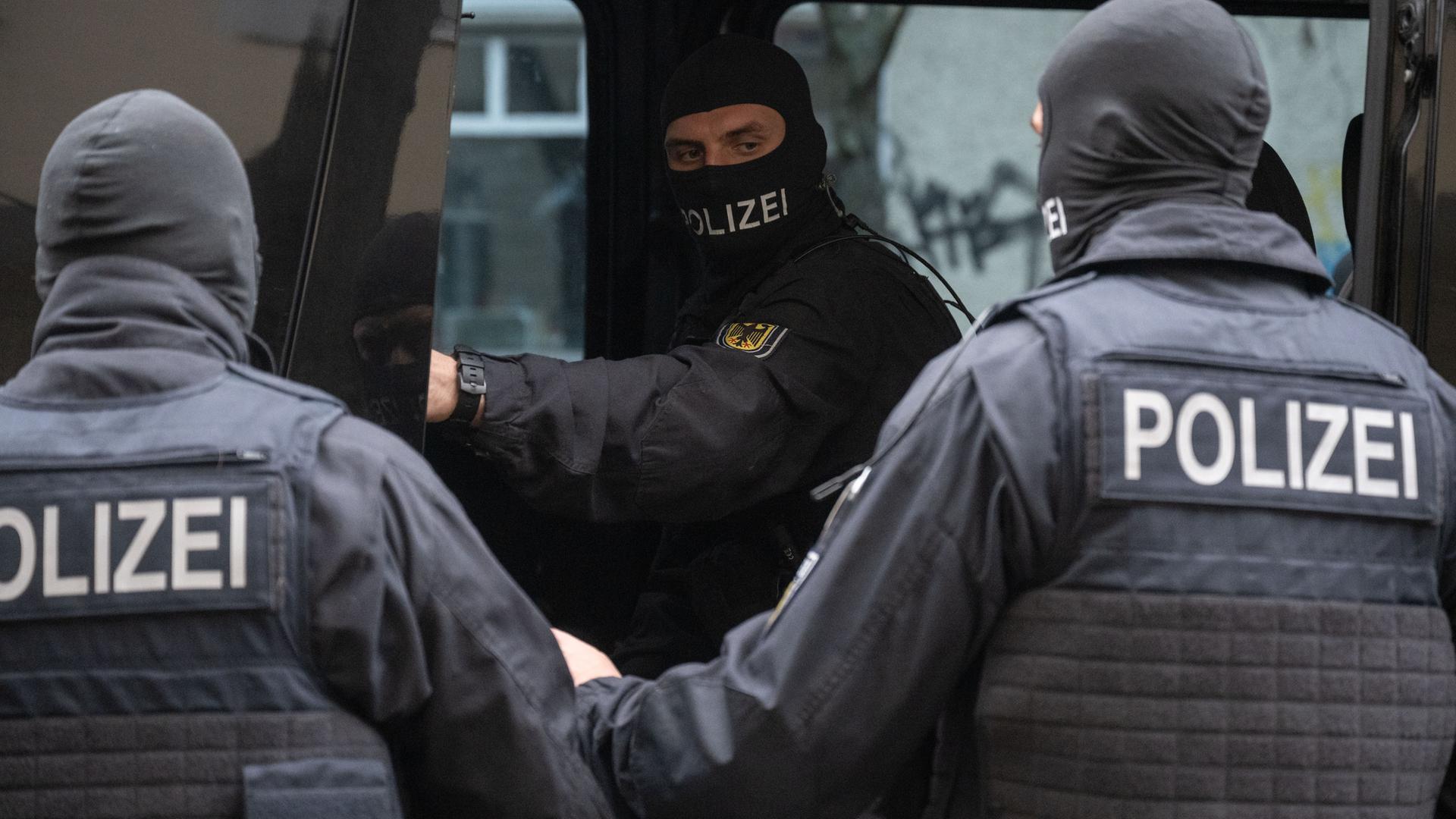 Archiv: Bundespolizisten bei einem Einsatz