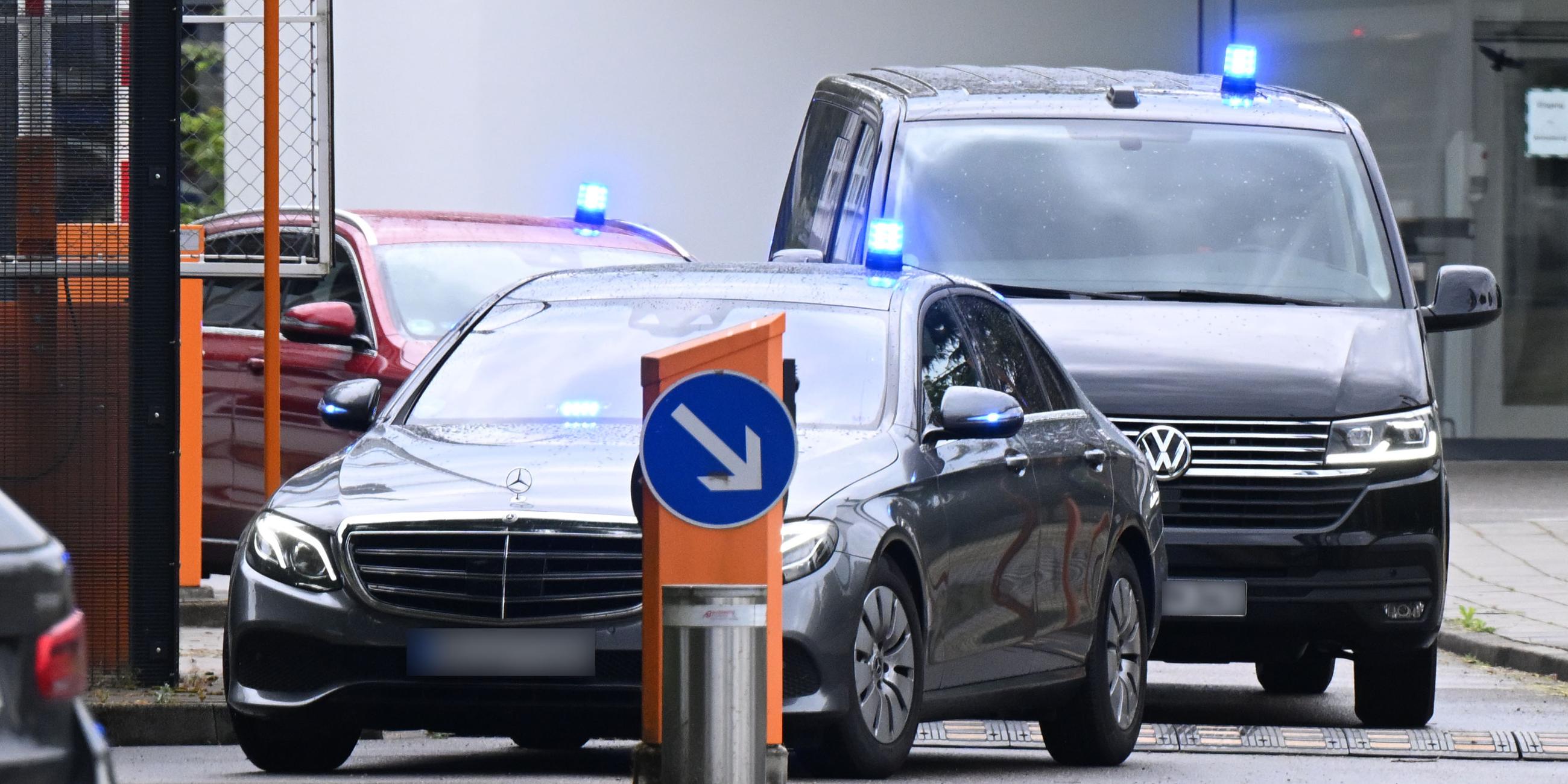 Mutmaßliche rechte Terrorzelle: Junge Männer festgenommen - Fahrzeuge der Bundespolizei fahren mit Blaulicht fohrt 