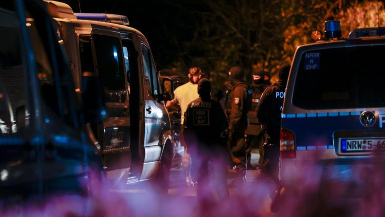 Nordrhein-Westfalen, Pulheim: Einsatzkräfte der Polizei sind bei der Durchsuchung eines Hauses im Einsatz. 