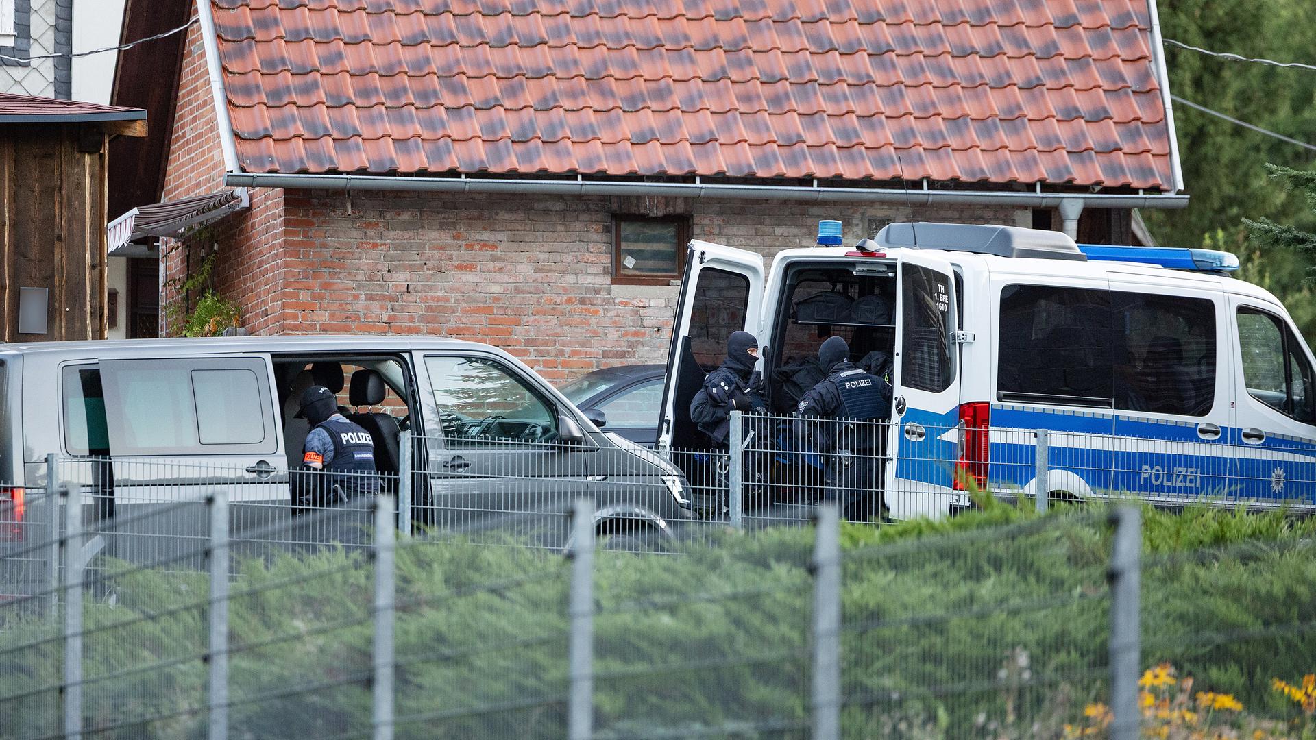 Polizeibeamte stehen vor einem Haus in Thüringen am 19.08.2025.