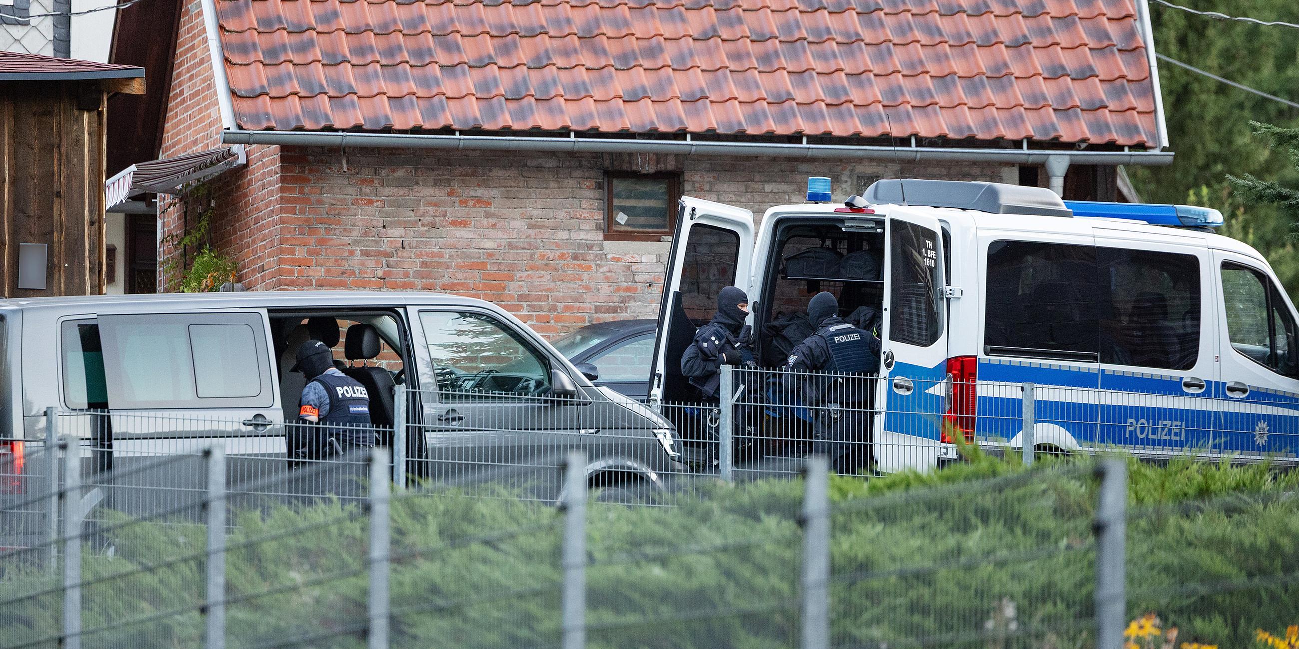 Polizeibeamte stehen vor einem Haus in Thüringen am 19.08.2025.