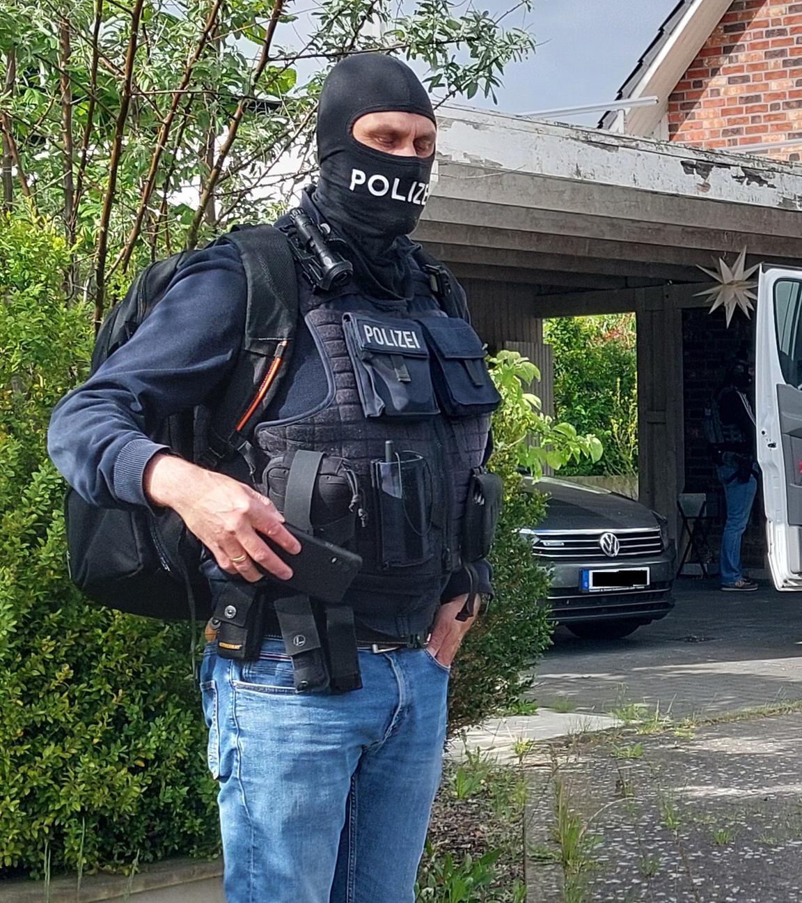 Polizeibeamte bei der Vollstreckung eines Haftbefehls im Rahmen der Razzia am 21.05.2025