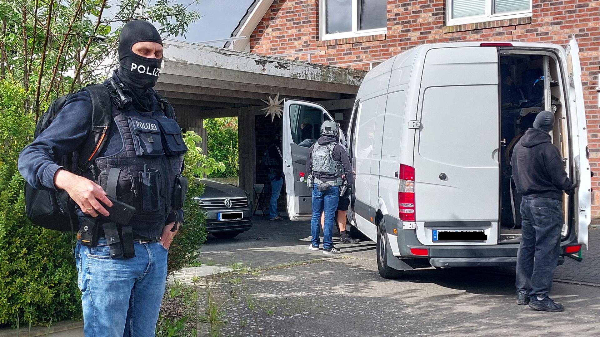 Polizeibeamte bei der Vollstreckung eines Haftbefehls im Rahmen der Razzia am 21.05.2025