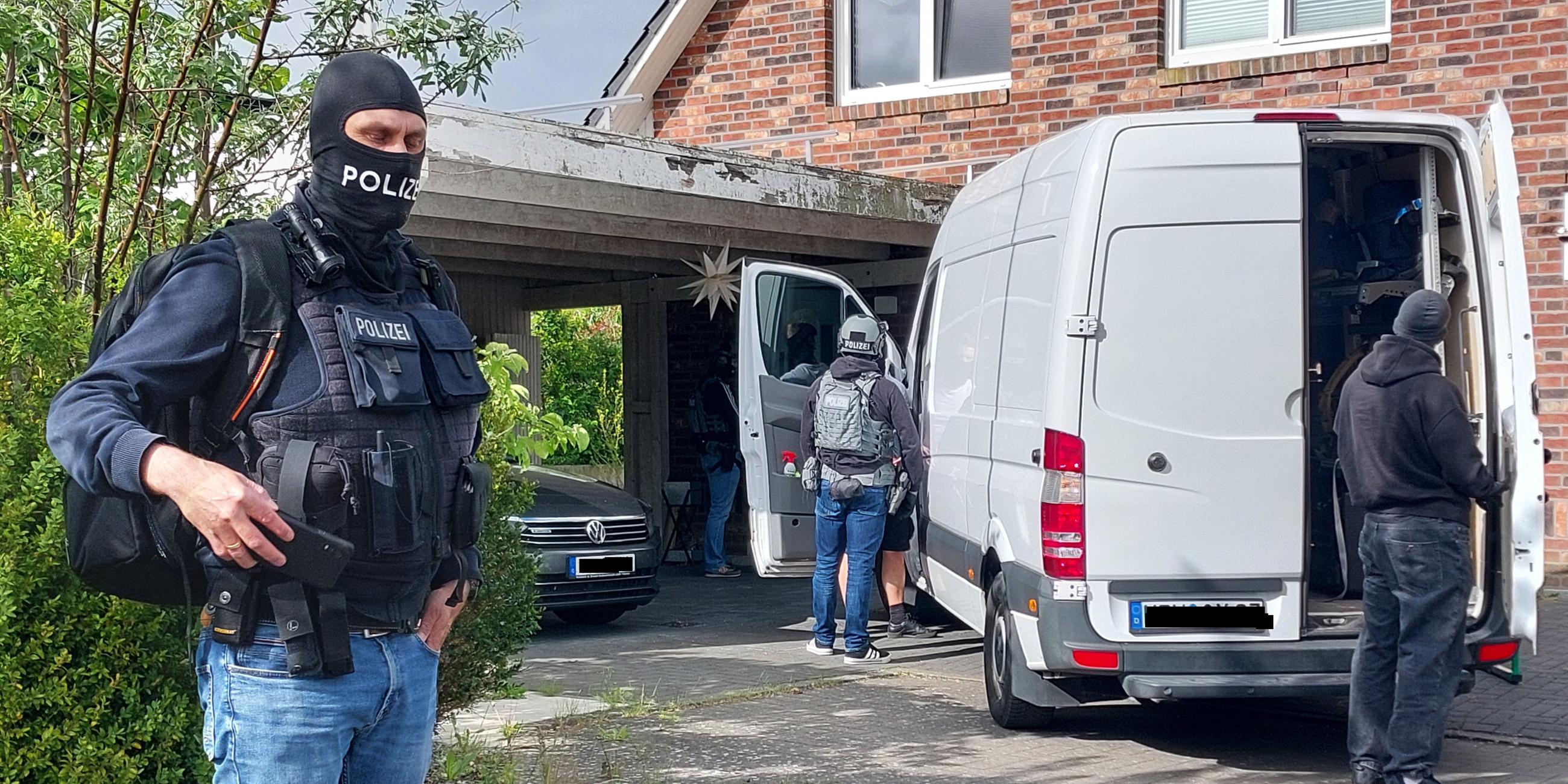 Polizeibeamte bei der Vollstreckung eines Haftbefehls im Rahmen der Razzia am 21.05.2025