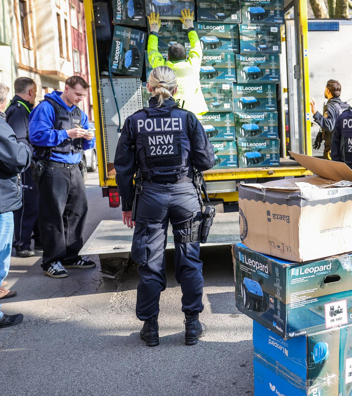 Bei einer Kontrolle gegen Sozialbetrug finden Polizeibeamte in einem Keller eines Mehrfamilienhauses über 150 originalverpackte Poolroboter, die anschließend sichergestellt werden.