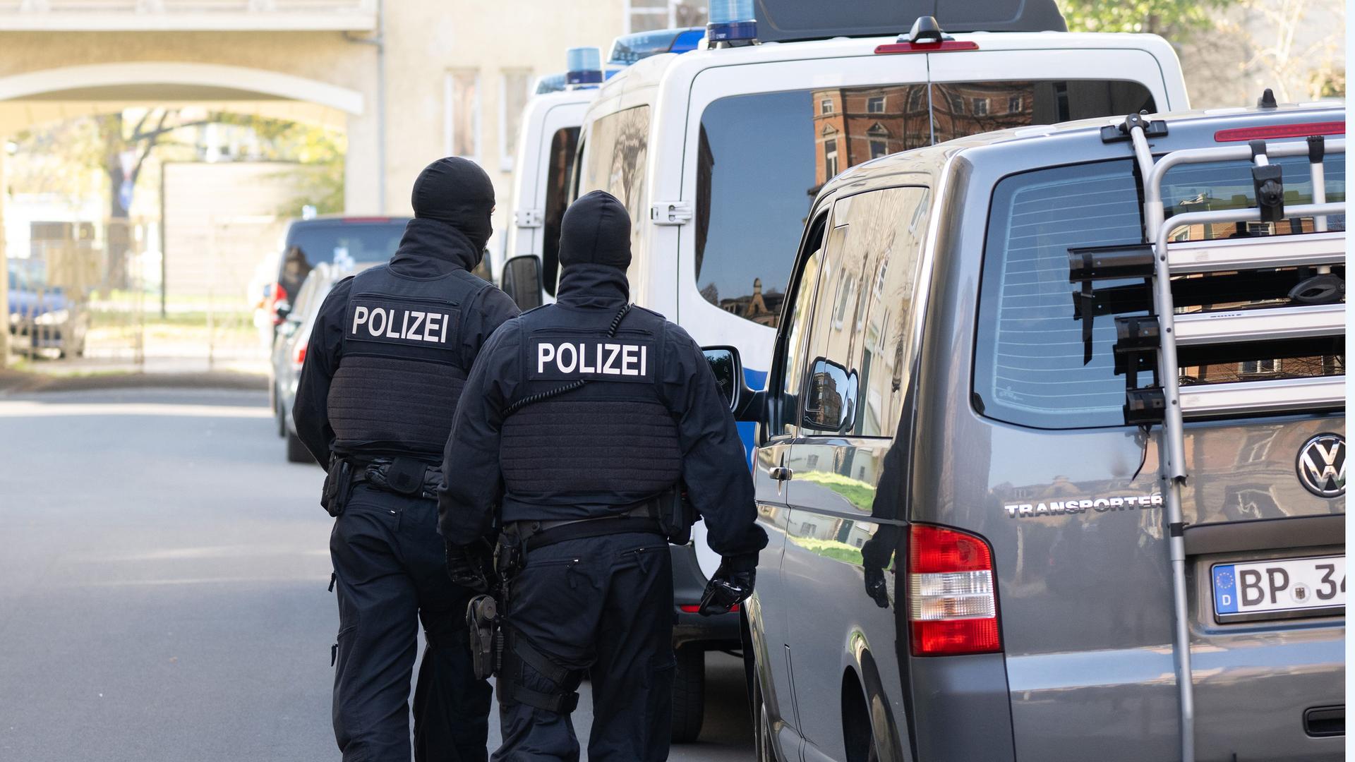 Polizisten während einer Razzia gegen mutmaßliche Rechtsextreme im Dresdner Stadtteil Cotta, aufgenommen am 05.11.2024