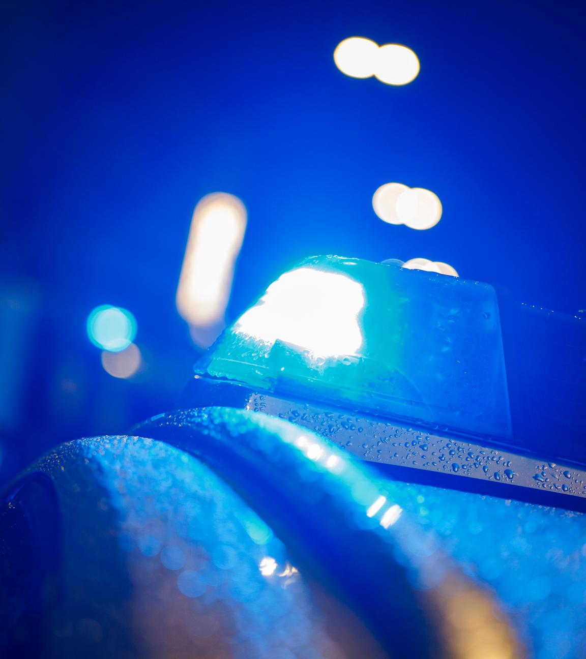 22.02.2025, Nordrhein-Westfalen, Wuppertal: Das Blaulicht eines Polizeifahrzeugs leuchtet blau bei einer Großlage in Wuppertal.