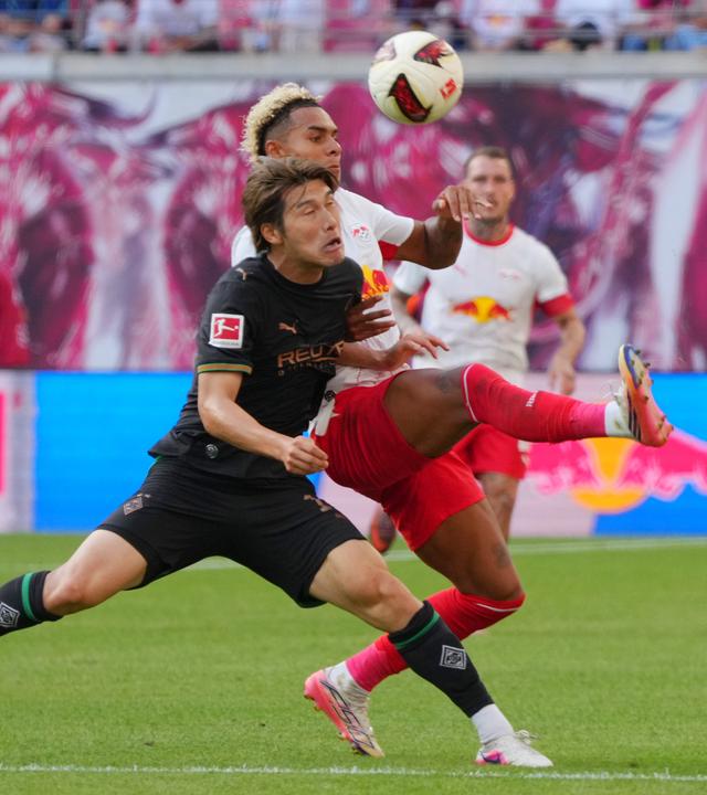 Daiki Hashioka (Leipzig) und Antonio Nusa (Leipzig) kämpfen. 