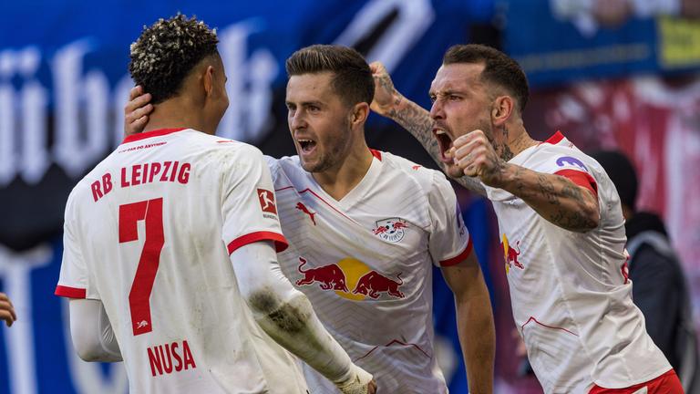 Antonio Nusa (RB Leipzig 7), David Raum (RB Leipzig 22) und Christoph Baumgartner (RB Leipzig 14) jubeln. 