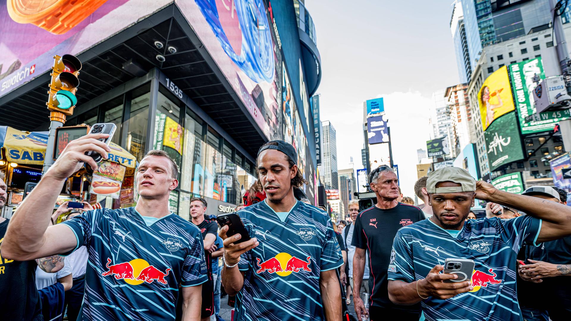 Lukas Klostermann, Yussuf Poulsen und Lois Openda (von links) auf dem Times Square in New York City 